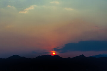 atardecer en las montañas con un cielo nublado