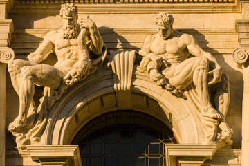 esculturas en la fachada del palacio nuevo, Biblioteca Civica Angelo Mai , plaza Vecchia,ciudad...