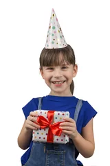 Türaufkleber Lustiges Mädchen in der Geburtstagsmütze isoliert auf weißem Hintergrund. Porträt des kleinen Mädchens mit einer Geschenkbox. Geburtstag feiern. © Albert Ziganshin