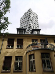 Schöne alte Villa imit sanierter Fassade in Beige und Naturfarben mit modernem Hochhaus mit...