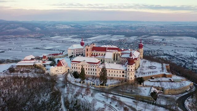 Stift G&ouml;ttweig in der Wachau im Winter. Wundersch&ouml;nes Geb&auml;ude und ber&uuml;hmte Sehensw&uuml;rdigkeit in Nieder&ouml;sterreich mit Schnee.