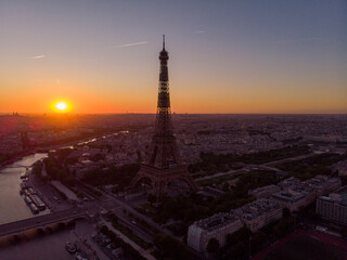 Fototapeta na wymiar Atardecer con vistas aéreas de la Torre Eiffel