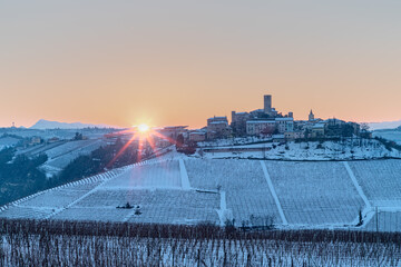 ultimi raggi di sole su Castiglione Falletto, piccolo borgo in mezzo ai vigneti delle Langhe Italia