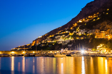 イタリア　ライトアップされた夜のアマルフィの港と海岸