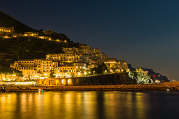 イタリア　ライトアップされたアマルフィの海岸沿いの夜景