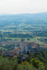 Fototapeta na wymiar イタリア　丘から見えるアッシジのサン・フランチェスコ大聖堂 