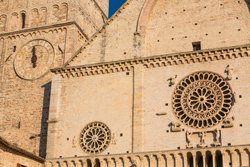 イタリア　アッシジのサンルフィーノ大聖堂のファサードと鐘塔
