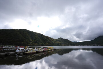 Fototapeta na wymiar Lake in a tourist destination on a cloudy day