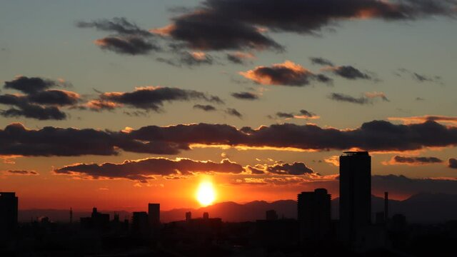タイムラプスで撮影した名古屋市上空の綺麗な夕焼けの風景