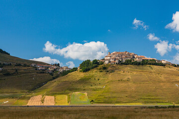 Fototapeta na wymiar イタリア　カステルッチョ・ディ・ノルチャの丘にある村 