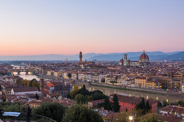 Fototapeta na wymiar イタリア　ミケランジェロ広場から見えるフィレンツェの夕暮れ時の街並みとドゥオーモ