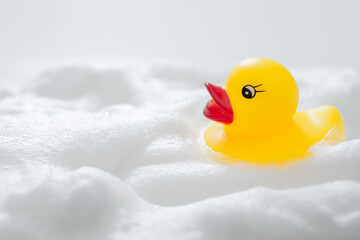 アヒルのおもちゃと石鹸の泡　入浴イメージ