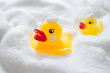 アヒルのおもちゃと石鹸の泡　入浴イメージ