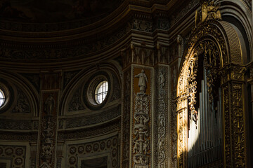 Fototapeta premium イタリア マントヴァのサンタンドレア聖堂の内装 