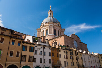 Fototapeta na wymiar イタリア　マントヴァのエルベ広場から見えるサンタンドレア聖堂 