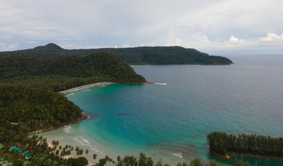 Fototapeta premium beach, water, landscape, sky, lake, sea, nature, blue, coast, clouds, ocean, travel, summer, sand, mountain, river, island, reflection, bay, mountains, beauty, natural, panorama, cloud, sun