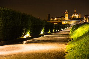 イタリア　夜のマントヴァのサン・ジョルジョ城
