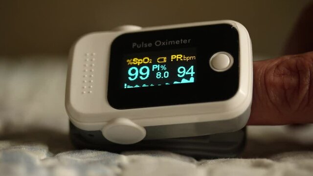 Medici&oacute;n de ox&iacute;geno y pulso por medio de un ox&iacute;metro digital