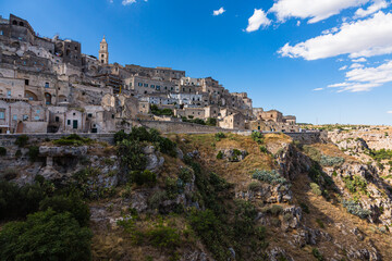 Fototapeta na wymiar イタリア　マテーラの洞窟住居とマテーラ大聖堂と渓谷 