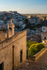 イタリア　日に照らされたマテーラの洞窟住居
