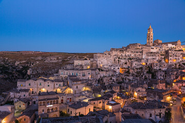 Fototapeta na wymiar イタリア　マテーラの洞窟住居の夜景とマテーラ大聖堂