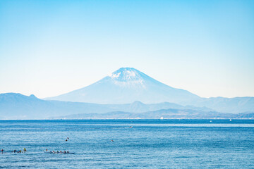 神奈川県葉山の森戸海岸から見た富士山