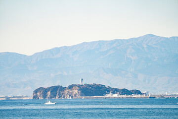 神奈川県の森戸海岸から見た江ノ島