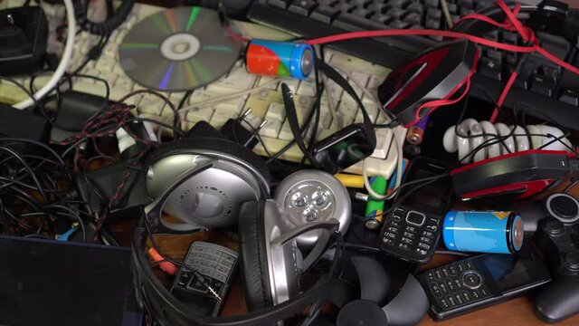 Electronic waste: Defective, broken and obsolete small appliances, Multimedia devices, Light bulbs and fixtures, old phones
