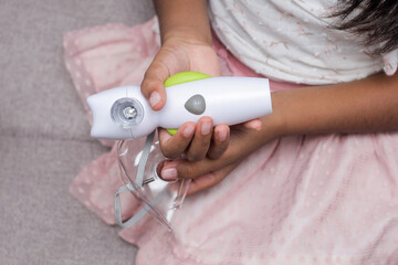 nebulizador para inhalación de niñas joven medicina respiratoria, tratamiento del asma