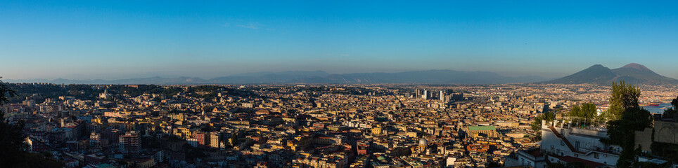イタリア　サンテルモ城から見えるナポリの街並みとベスビオ山
