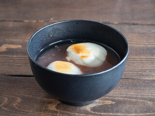 こんがり焦げ目の付いた炙った餅が入ったおしるこ。