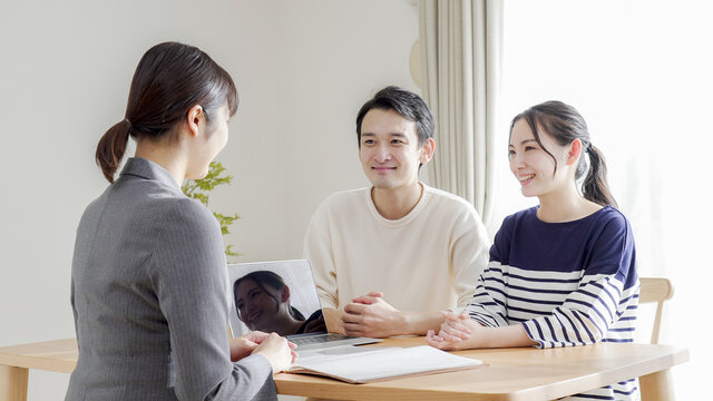 ビジネスマンと若い夫婦