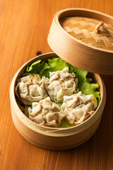 せいろに入った肉焼売　Steamed meat dumpling