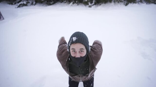 Hombre blanco tir&aacute;ndose a la nieve 
