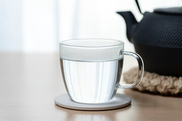 朝の寝起きに一杯の白湯を飲む