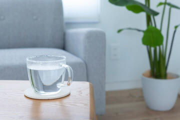 朝の寝起きに一杯の白湯を飲む