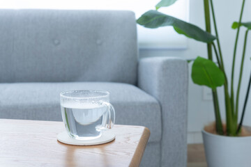 朝の寝起きに一杯の白湯を飲む