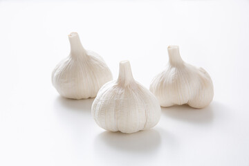 白背景に3個のにんにく