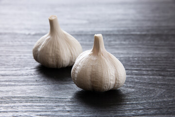 黒いテーブルに2個のニンニク
