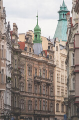 Fototapeta na wymiar Zabytkowe kamienice w centrum Pragi