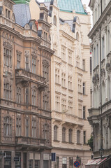 Fototapeta na wymiar Zabytkowe kamienice w centrum Pragi