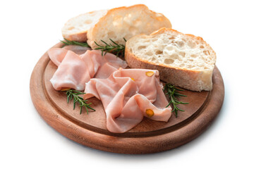Tagliere con fette di deliziosa mortadella, cucina italiana 