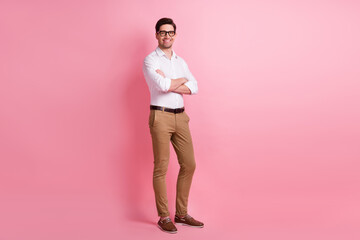 Photo portrait full body view of confident man with folded arms isolated on pastel pink colored background © deagreez