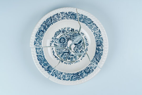Broken ceramic plate with patterns foto de Stock | Adobe Stock