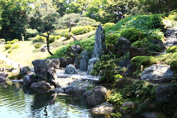 清澄庭園　　　江東区の清州庭園は、岩崎弥太郎によって造られた泉水、築山、枯山水を主体にした「回遊式林泉庭園」。後に東京市(当時）に寄贈され、公園として公開されている。中央に造られた池(泉）には、濃いなどの肴が泳ぎ、また、多くの水鳥が集う、風光明媚な日本庭園である。