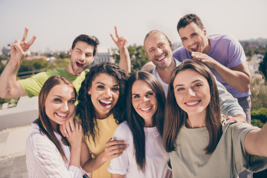 Photo group of young cheerful positive excited happy smiling good mood people hanging out on rooftop take selfie outdoors
