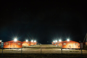 Obraz premium wooden houses with lanterns in the night sky
