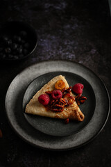 crêpe aux framboises, noix et banane caramélisée fait maison
