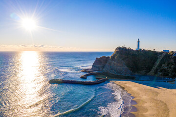 朝日を浴びる冬の塩屋埼灯台（福島県いわき市）