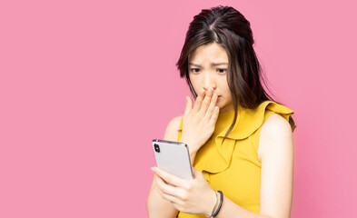 スマホを見てショックを受ける女性　誹謗中傷　ネットの闇